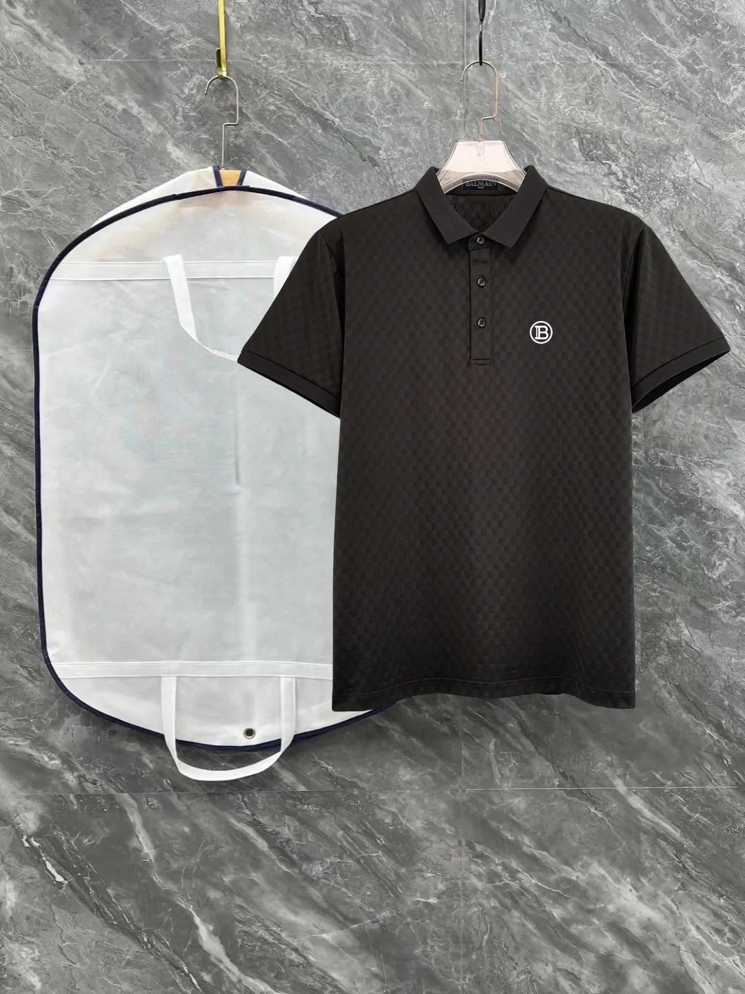 Premium Quality Balmain spring and summer full jacquard lapel short sleeves. This short sleeve is made of Tencel➕cotton fabric, with double jacquard all over. It is carefully made and the upper body is refreshing! Update your casual look. Exquisite tailoring, complete with three-label accessories. It is indeed very heavy-duty. It is a fashionable item. It is decorated with the brand LOGO on the front. It is genuine YB customized fabric and will never be faked. This piece looks really good when worn! Looks great with any combination! No gender distinction, same style for men and women Color: Black White Size: M L XL XXL XXXL